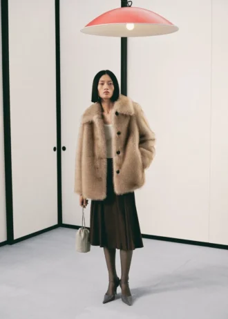 Manteau en fausse fourrure avec boutons Manteau en fausse fourrure avec boutons