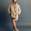 Manteau en fausse fourrure avec boutons