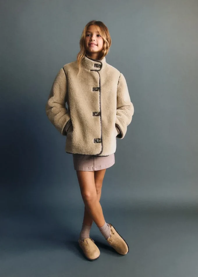 Manteau en fausse fourrure avec boutons