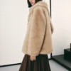 Manteau en fausse fourrure avec boutons Manteau en fausse fourrure avec boutons
