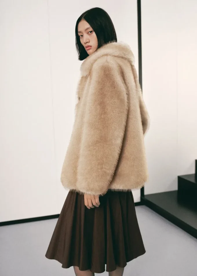 Manteau en fausse fourrure avec boutons Manteau en fausse fourrure avec boutons