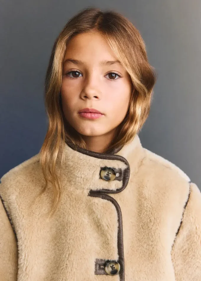 Manteau en fausse fourrure avec boutons