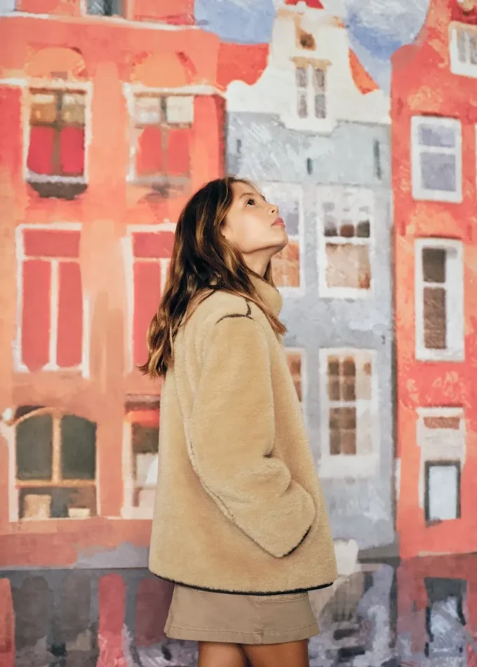 Manteau en fausse fourrure avec boutons