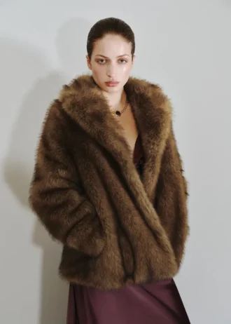 Manteau en fausse fourrure avec revers