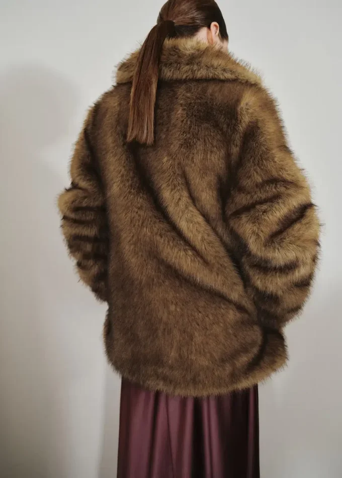 Manteau en fausse fourrure avec revers