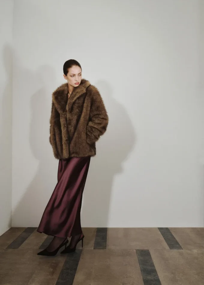 Manteau en fausse fourrure avec revers