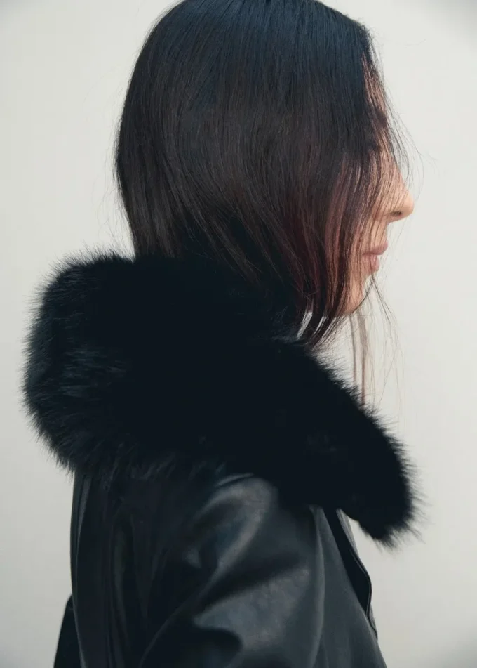 Manteau en simili cuir avec col en fourrure