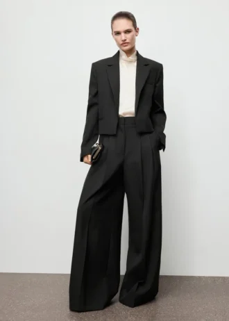 Pantalon de costume à jambes larges et plis Pantalon de costume à jambes larges et plis