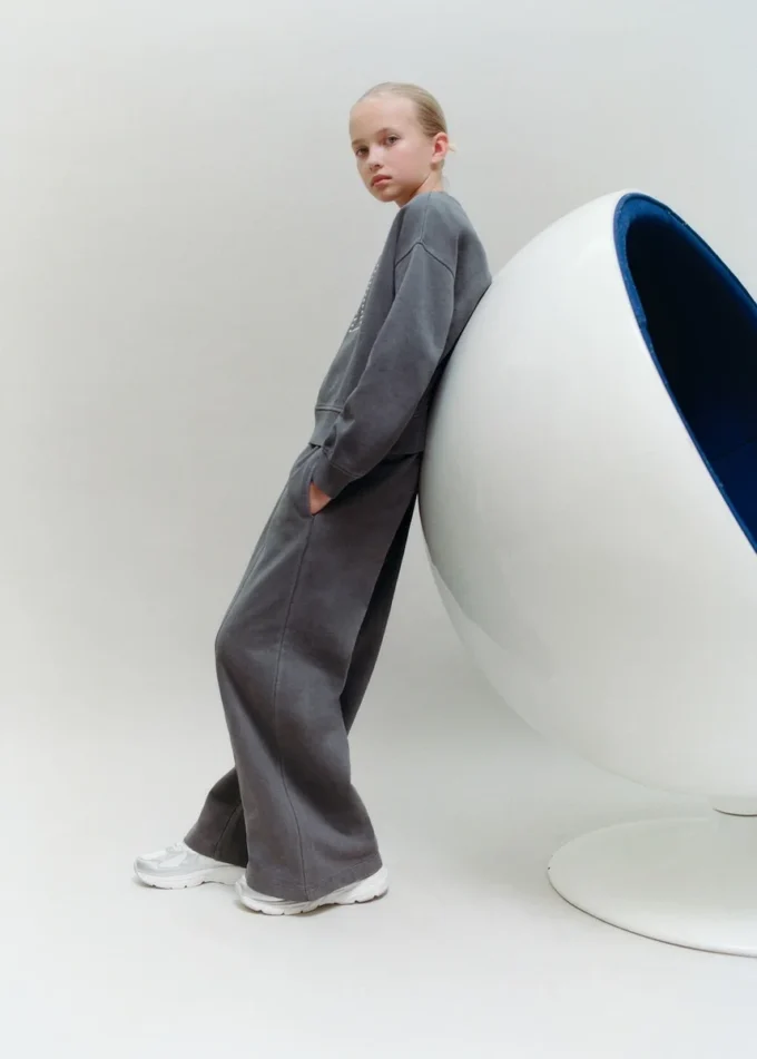 Pantalon de jogging à jambes larges avec détails de coutures
