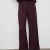 Pantalon droit avec détails sur les coutures Pantalon droit avec détails sur les coutures