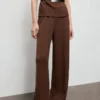 Pantalon droit avec détails sur les coutures Pantalon droit avec détails sur les coutures