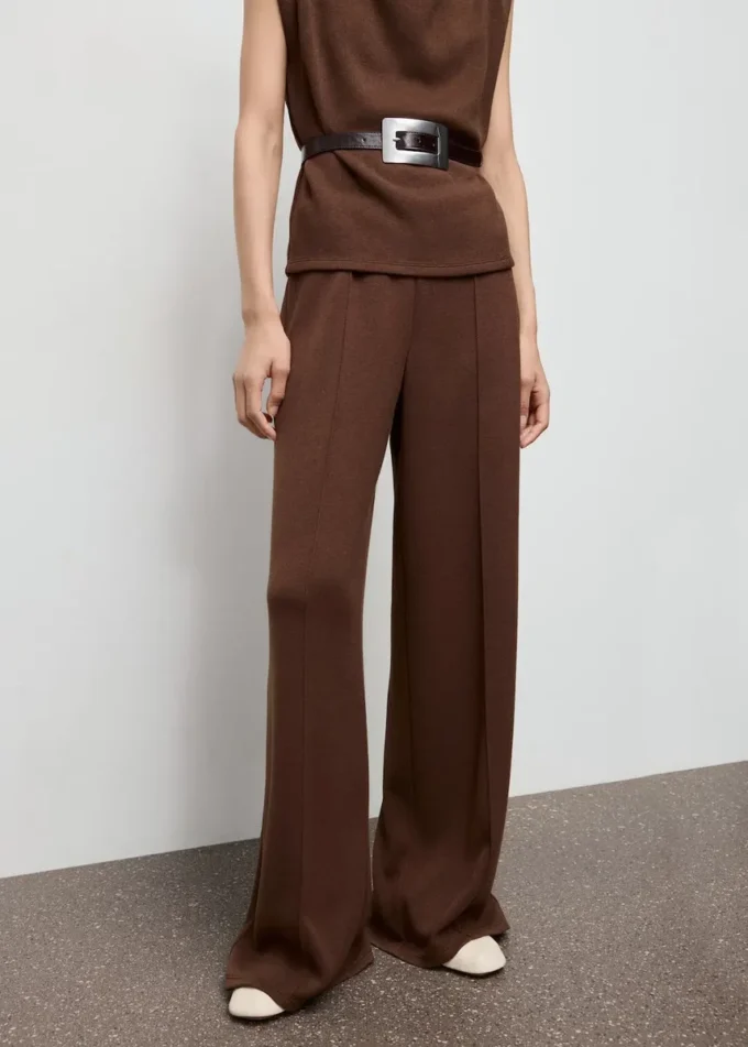 Pantalon droit avec détails sur les coutures Pantalon droit avec détails sur les coutures