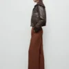 Pantalon droit avec détails sur les coutures