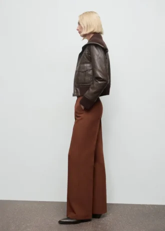 Pantalon droit avec détails sur les coutures
