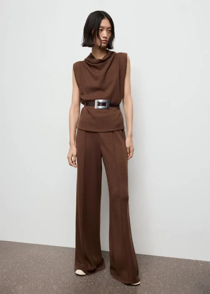 Pantalon droit avec détails sur les coutures Pantalon droit avec détails sur les coutures