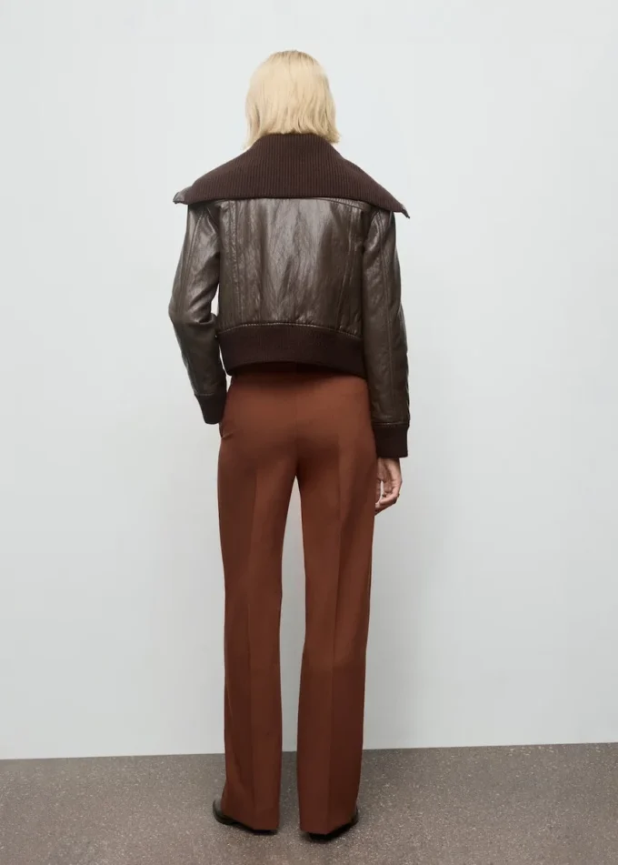 Pantalon droit avec détails sur les coutures
