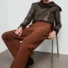 Pantalon droit avec détails sur les coutures