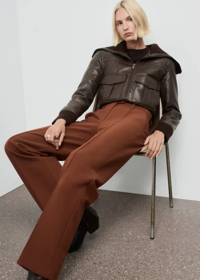 Pantalon droit avec détails sur les coutures