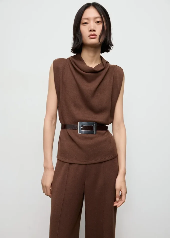 Pantalon droit avec détails sur les coutures Pantalon droit avec détails sur les coutures