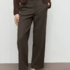 Pantalon droit court taille moyenne Pantalon droit court taille moyenne