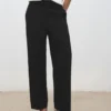 Pantalon droit court taille moyenne Pantalon droit court taille moyenne