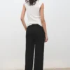 Pantalon droit court taille moyenne Pantalon droit court taille moyenne
