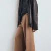 Pantalon droit à pinces avec braguette sur le devant Pantalon droit à pinces avec braguette sur le devant