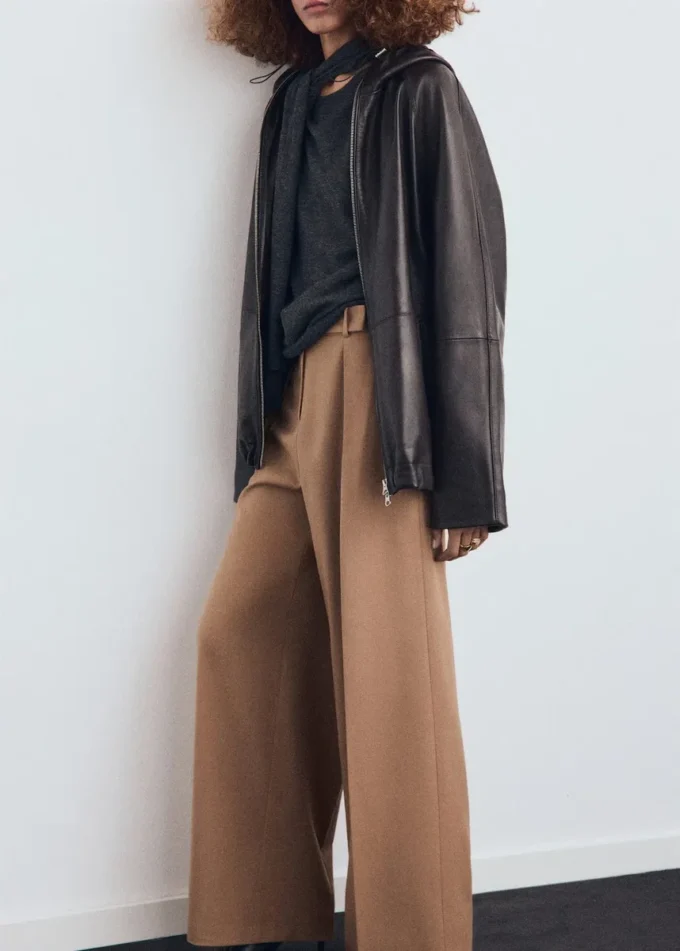 Pantalon droit à pinces avec braguette sur le devant Pantalon droit à pinces avec braguette sur le devant