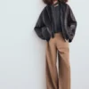 Pantalon droit à pinces avec braguette sur le devant Pantalon droit à pinces avec braguette sur le devant