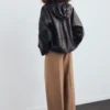 Pantalon droit à pinces avec braguette sur le devant Pantalon droit à pinces avec braguette sur le devant