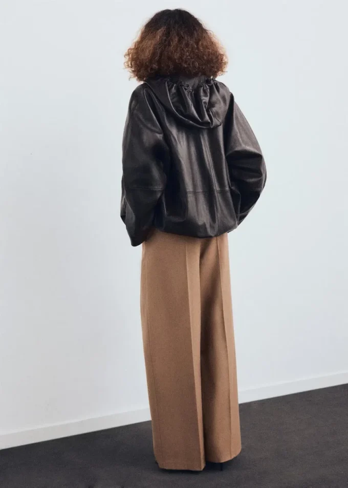 Pantalon droit à pinces avec braguette sur le devant Pantalon droit à pinces avec braguette sur le devant