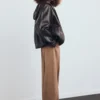 Pantalon droit à pinces avec braguette sur le devant Pantalon droit à pinces avec braguette sur le devant