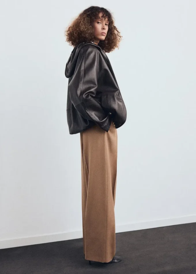 Pantalon droit à pinces avec braguette sur le devant Pantalon droit à pinces avec braguette sur le devant