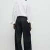 Pantalon en denim à jambes larges et plissé Pantalon en denim à jambes larges et plissé