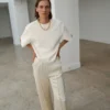 Pantalon en satin avec ouvertures latérales Pantalon en satin avec ouvertures latérales