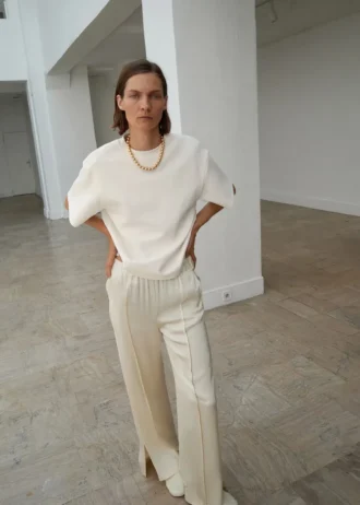 Pantalon en satin avec ouvertures latérales