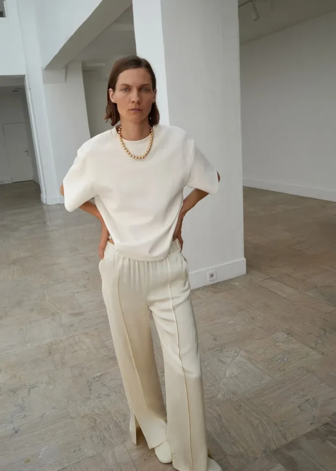 Pantalon en satin avec ouvertures latérales Pantalon en satin avec ouvertures latérales