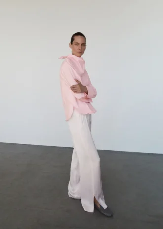 Pantalon en satin avec ouvertures latérales
