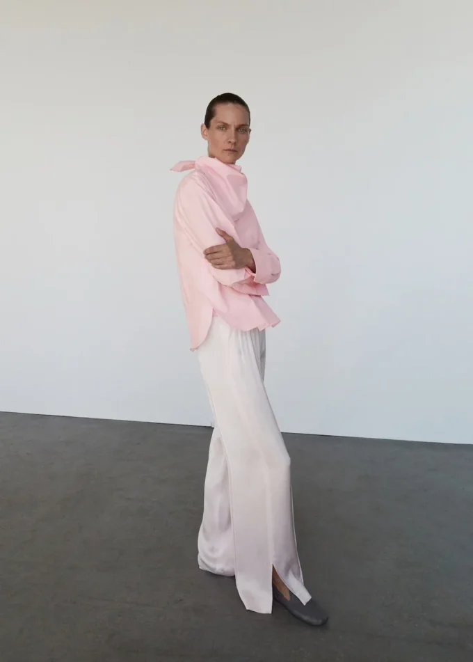 Pantalon en satin avec ouvertures latérales Pantalon en satin avec ouvertures latérales