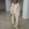 Pantalon en satin avec ouvertures latérales Pantalon en satin avec ouvertures latérales
