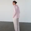 Pantalon en satin avec ouvertures latérales Pantalon en satin avec ouvertures latérales