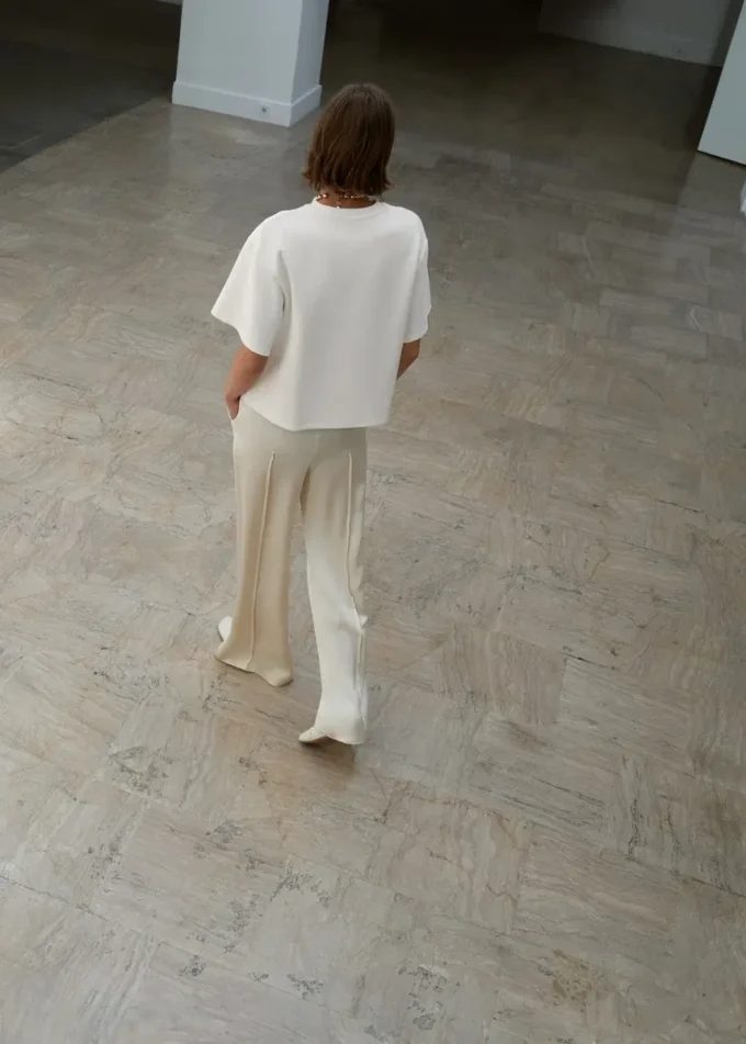 Pantalon en satin avec ouvertures latérales Pantalon en satin avec ouvertures latérales