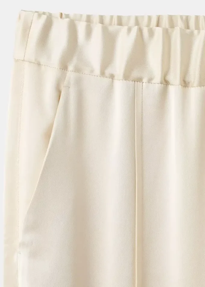 Pantalon en satin avec ouvertures latérales Pantalon en satin avec ouvertures latérales