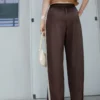 Pantalon en satin avec rayures contrastées Pantalon en satin avec rayures contrastées