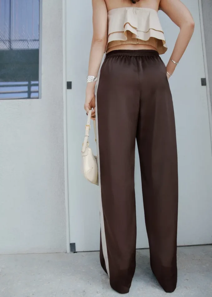Pantalon en satin avec rayures contrastées Pantalon en satin avec rayures contrastées