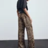 Pantalon en satin à imprimé léopard Pantalon en satin à imprimé léopard