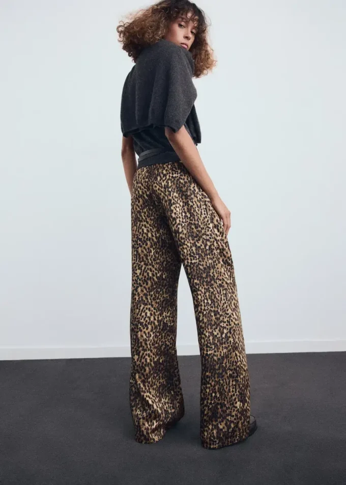 Pantalon en satin à imprimé léopard Pantalon en satin à imprimé léopard