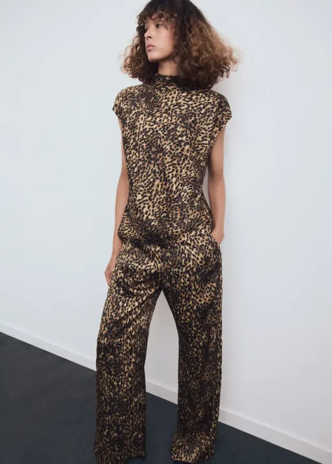 Pantalon en satin à imprimé léopard Pantalon en satin à imprimé léopard