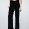 Pantalon en velours avec détails coutures Pantalon en velours avec détails coutures