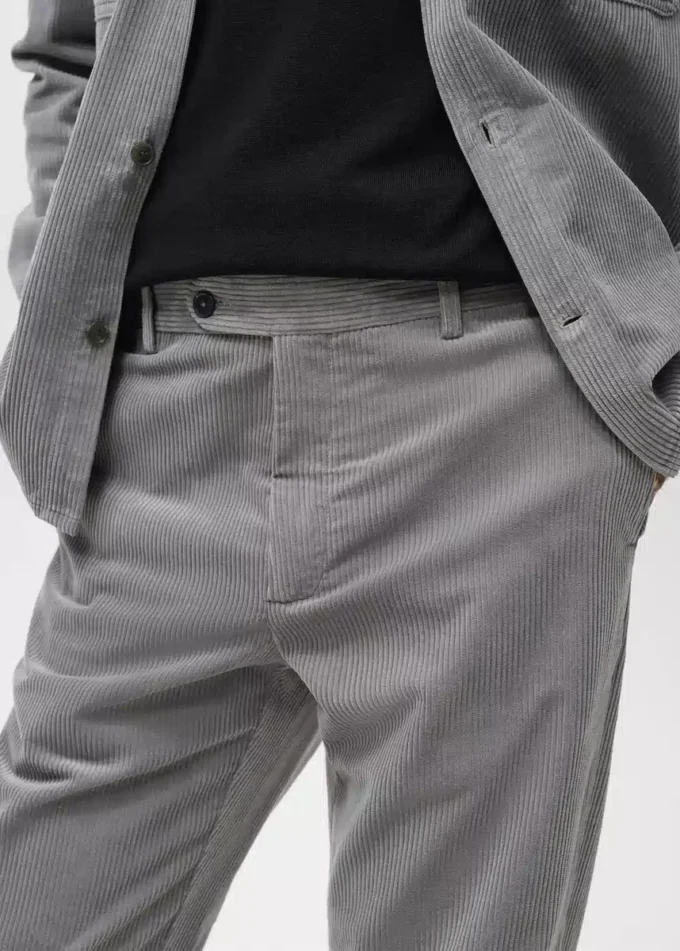 Pantalon en velours côtelé coupe classique Pantalon en velours côtelé coupe classique